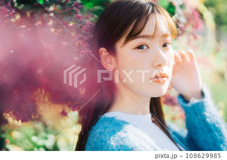 花と若い女性 108629985