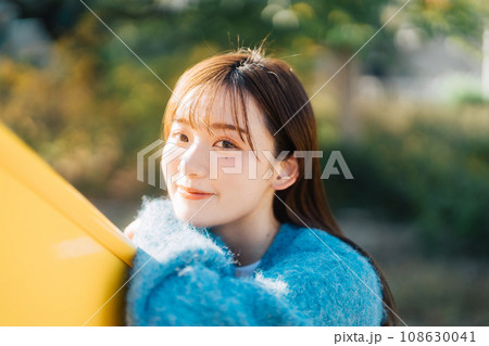 屋外女性ポートレート 108630041