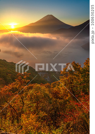 中之倉峠の紅葉と眼下に広がる本栖湖と日の出に富士山 中之倉峠の紅葉と眼下に広がる本栖湖と日の出に富士山 108630205
