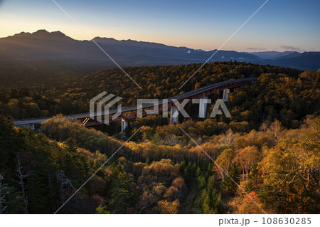 朝焼けの松見大橋 朝焼けの松見大橋 108630285