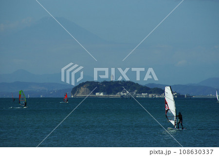 逗子海岸からの江の島と富士山 108630337