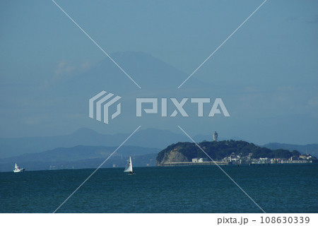 逗子海岸からの江の島と富士山 108630339