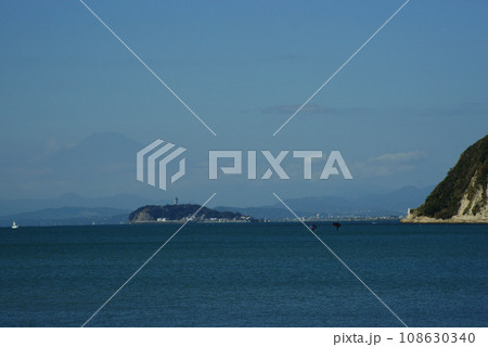 逗子海岸からの江の島と富士山 逗子海岸からの江の島と富士山 108630340