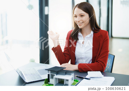 Guarantee, mortgage, agreement, contract, sign, real estate agent delivers the house to the customer after signing important contract documents. 108630621