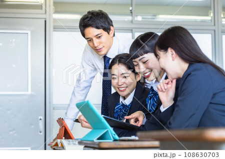 教室で勉強をする女子高生と男性教師 108630703