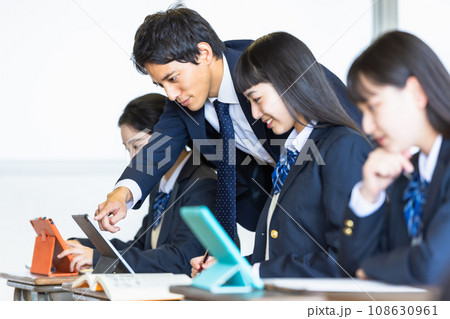 教室で勉強をする女子高生と男性教師 108630961