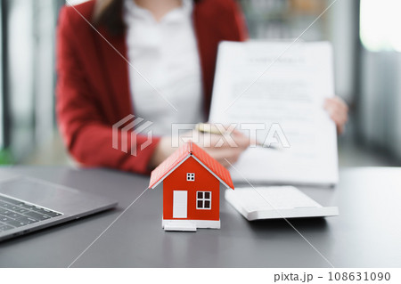 portrait of an asian woman, Agent, buy and sell land, property tax, show the concept of protecting the house to insure the risk of damage to the home portrait of an asian woman, Agent, buy and sell land, property tax, show the concept of protecting the house to insure the risk of damage to the home 108631090