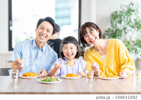 レストランで食事をするファミリー。 レストランで食事をするファミリー。 108631092