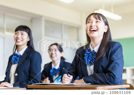 教室で勉強する制服を着た女子高生 教室で勉強する制服を着た女子高生 108631109