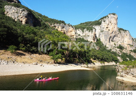 峡谷に浮かぶピンクのカヌー in フランス 峡谷に浮かぶピンクのカヌー in フランス 108631146