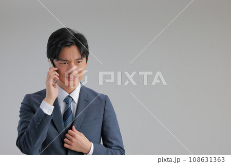 怒っている取引先に電話でひたすら謝るビジネスマン1 怒っている取引先に電話でひたすら謝るビジネスマン1 108631363