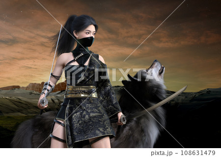 黒いマスクをした刀を構える女戦士と遠吠えをするオオカミ 108631479