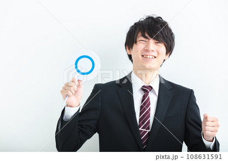 マルのプレートを持つ男性 OK マルのプレートを持つ男性 OK 108631591