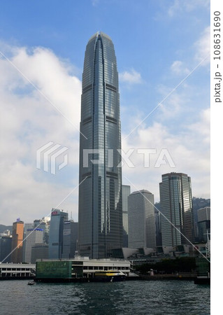 香港、香港島の超高層ビル街、香港国際金融センタービル、ヴィクトリア・ハーバー、中環フェリー埠頭 108631690