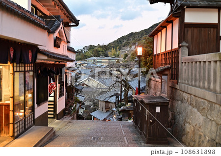 京都東山の日暮れ時 京都東山の日暮れ時 108631898