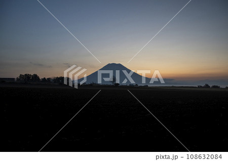 朝焼けの羊蹄山 108632084