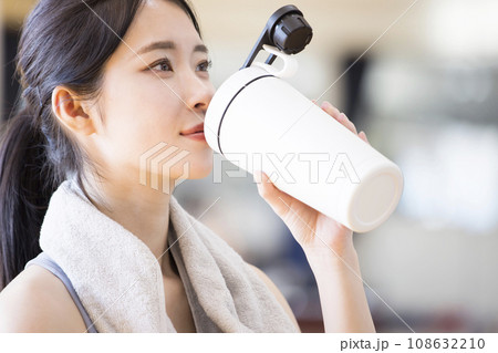 スポーツジムでトレーニング後プロテインを飲む若い女性 スポーツジムでトレーニング後プロテインを飲む若い女性 108632210