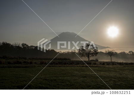 朝霧の中の羊蹄山 朝霧の中の羊蹄山 108632251