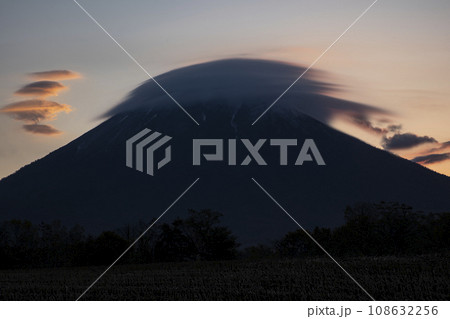 朝霧の中の羊蹄山 朝霧の中の羊蹄山 108632256