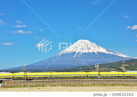 青空の富士山とドクターイエロー 108632302