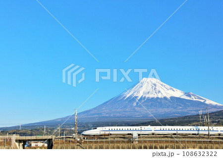 青空の富士山と新幹線 108632322