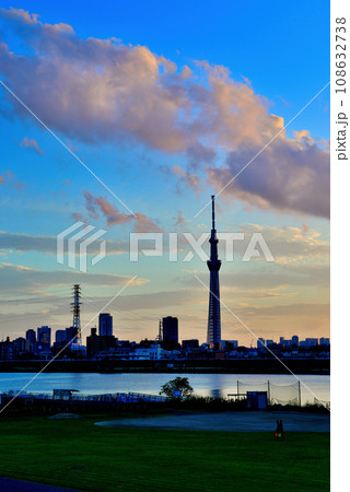 堀切水辺公園荒川土手から観る東京スカイツリーの夕景 堀切水辺公園荒川土手から観る東京スカイツリーの夕景 108632738