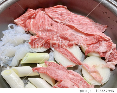 米沢牛 すき焼き 写真素材 米沢牛 すき焼き 写真素材 108632943