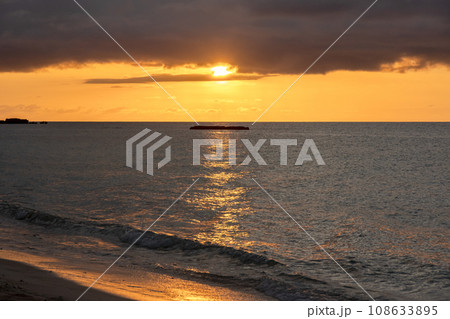 沖縄　波照間島　ニシ浜の夕日 108633895
