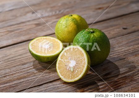 幻の果実 じゃばら 和歌山県 北山村産 古板背景 108634101