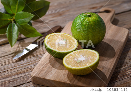 幻の果実 じゃばら 和歌山県 北山村産 古板背景 108634112