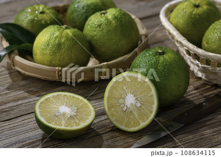 幻の果実 じゃばら 和歌山県 北山村産 古板背景 幻の果実 じゃばら 和歌山県 北山村産 古板背景 108634115