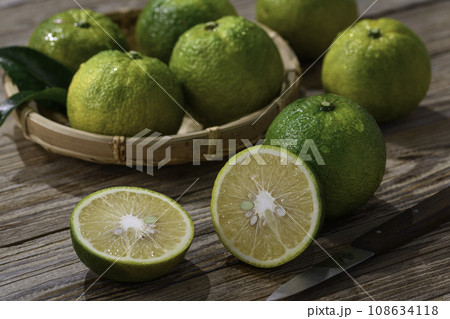 幻の果実 じゃばら 和歌山県 北山村産 古板背景 108634118