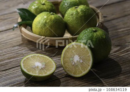 幻の果実 じゃばら 和歌山県 北山村産 古板背景 108634119