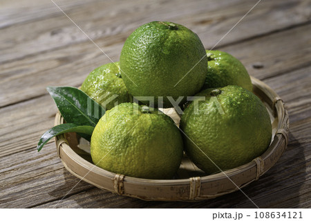 幻の果実 じゃばら 和歌山県 北山村産 古板背景 108634121
