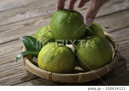 幻の果実 じゃばら 和歌山県 北山村産 古板背景 108634122