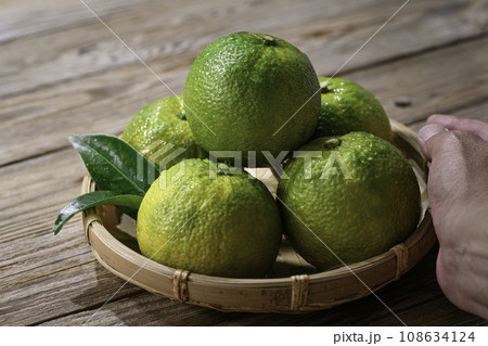 幻の果実 じゃばら 和歌山県 北山村産 古板背景 108634124