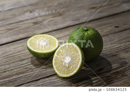 幻の果実 じゃばら 和歌山県 北山村産 古板背景 幻の果実 じゃばら 和歌山県 北山村産 古板背景 108634125