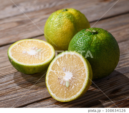 幻の果実 じゃばら 和歌山県 北山村産 古板背景 幻の果実 じゃばら 和歌山県 北山村産 古板背景 108634126