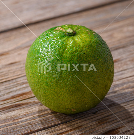 幻の果実 じゃばら 和歌山県 北山村産 古板背景 幻の果実 じゃばら 和歌山県 北山村産 古板背景 108634128