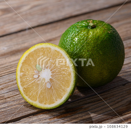 幻の果実 じゃばら 和歌山県 北山村産 古板背景 108634129