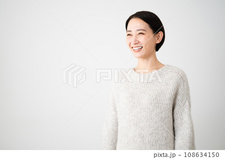 ニットを着ている若い女性 ライフスタイルイメージ ニットを着ている若い女性 ライフスタイルイメージ 108634150