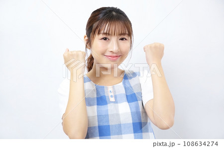 エプロン姿の女性イメージ エプロン姿の女性イメージ 108634274