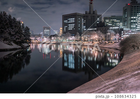 《東京都》積雪の東京・雪景色の皇居周辺 108634325