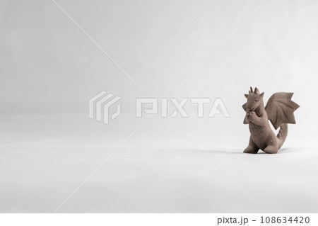 素焼き陶器の可愛いドラゴンの置物 108634420