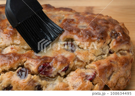 シュトーレン バターを塗る シュトーレン バターを塗る 108634495