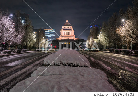 《東京都》国会議事堂・積雪の永田町 《東京都》国会議事堂・積雪の永田町 108634503