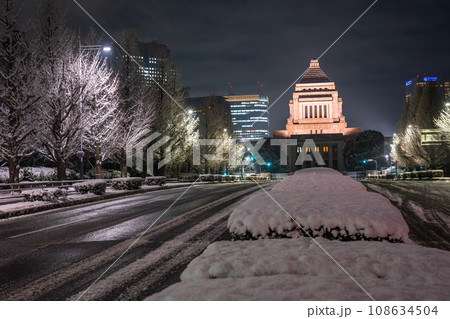 《東京都》国会議事堂・積雪の永田町 108634504