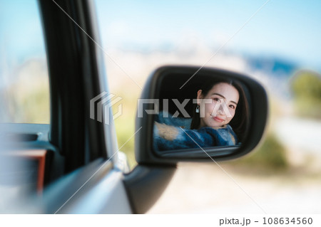 バックミラーを確認する女性 バックミラーを確認する女性 108634560