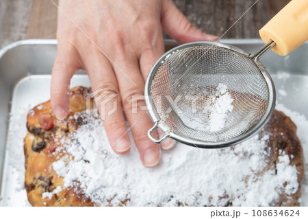 シュトーレン 粉糖をふる シュトーレン 粉糖をふる 108634624