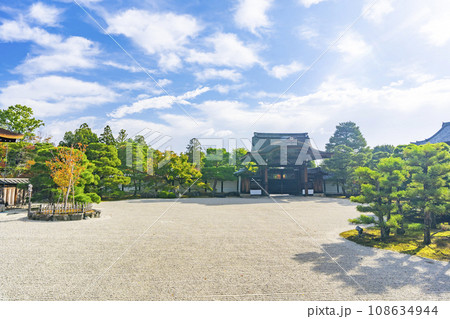 仁和寺御所庭園 南庭 勅使門 仁和寺御所庭園 南庭 勅使門 108634944